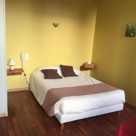 Au Pere Tranquille Hotel Tinchebray-Bocage Exterior foto